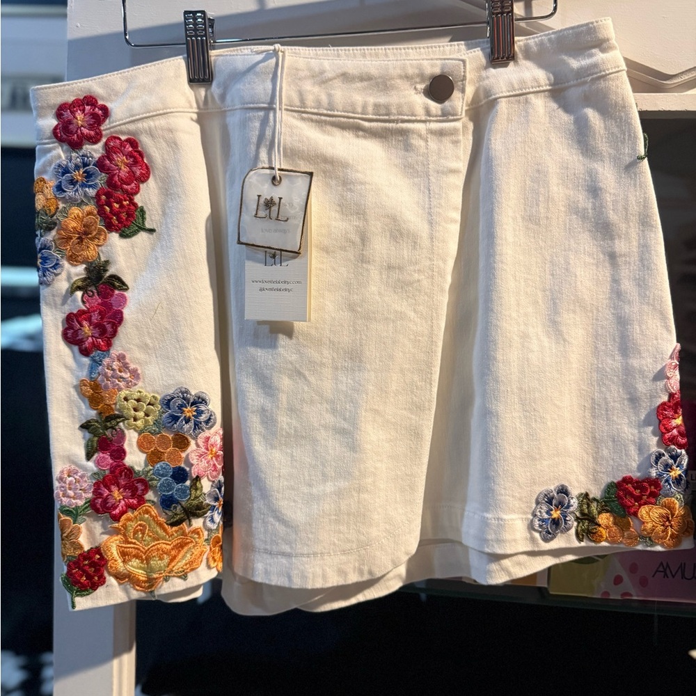 LOVE THE LABEL Marie Floral Embroidered Skort Size: Large NWT